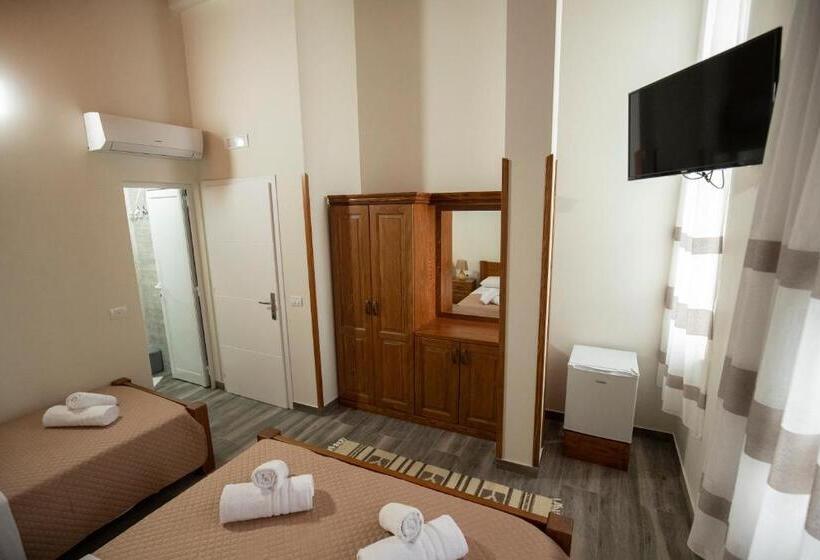 اتاق استاندارد سه نفره, Xhuli Guesthouse