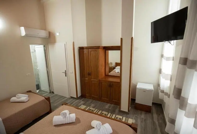 Quarto Triplo Standart, Xhuli Guesthouse