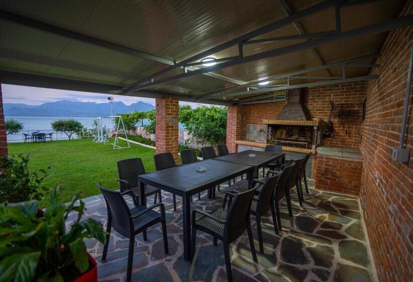 اتاق استاندارد سه نفره, Xhuli Guesthouse