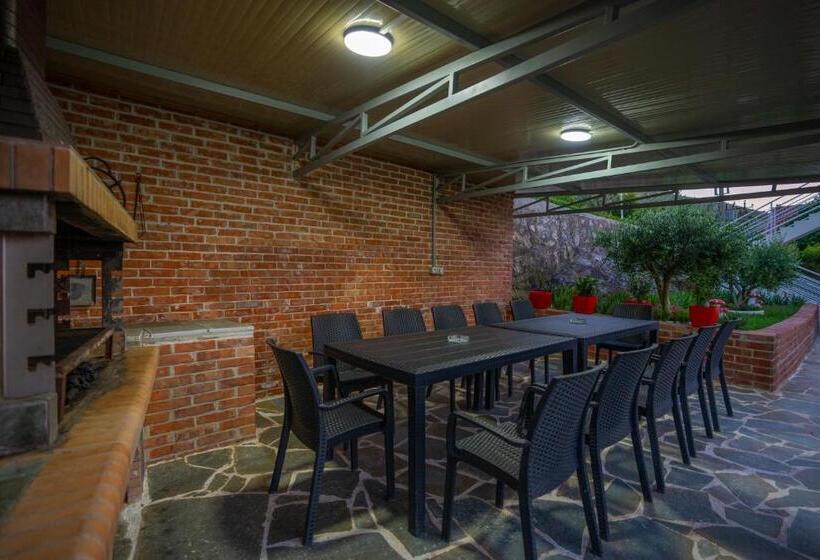 اتاق استاندارد سه نفره, Xhuli Guesthouse