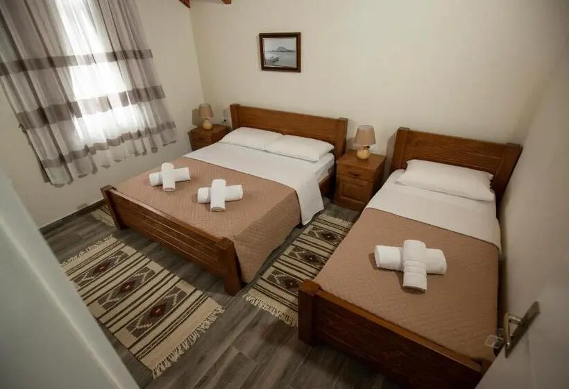 Quarto Triplo Standart, Xhuli Guesthouse
