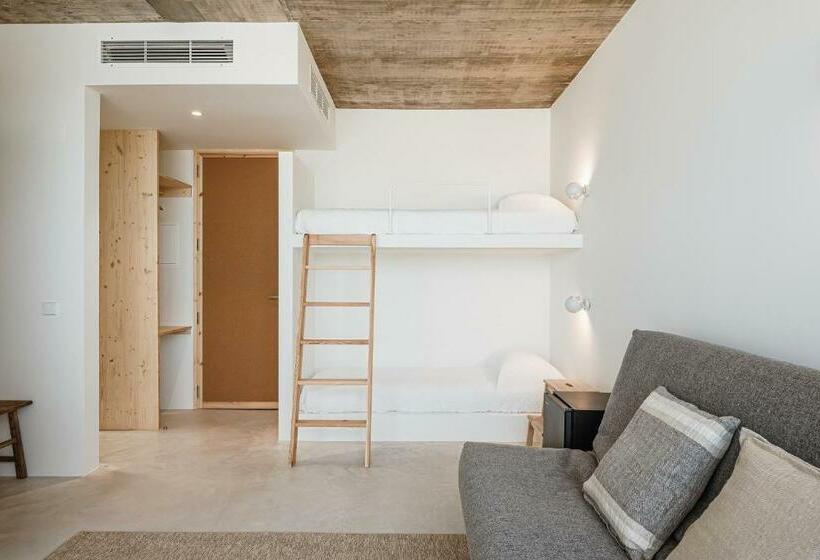 غرفة عائلية, B.hostel