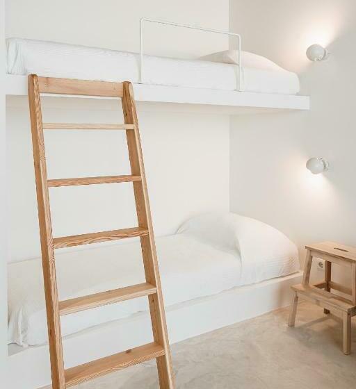 غرفة عائلية, B.hostel