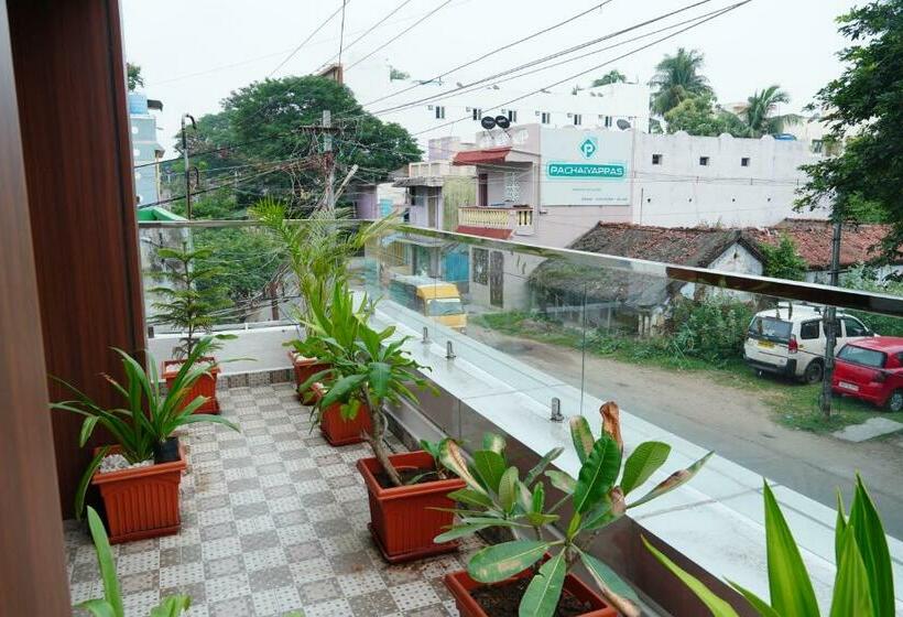 패밀리 룸, L. R Residency