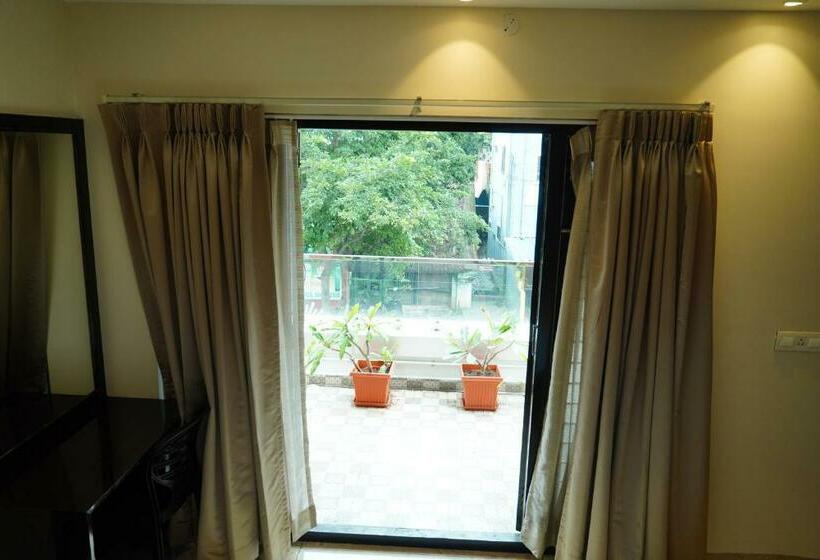 패밀리 룸, L. R Residency