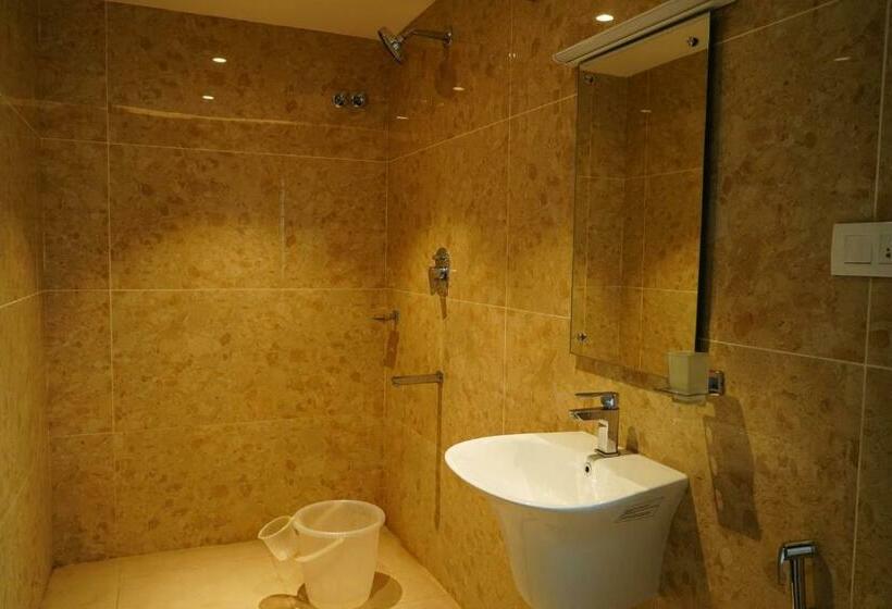 家庭间, L. R Residency