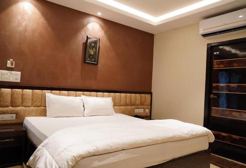 패밀리 룸, L. R Residency