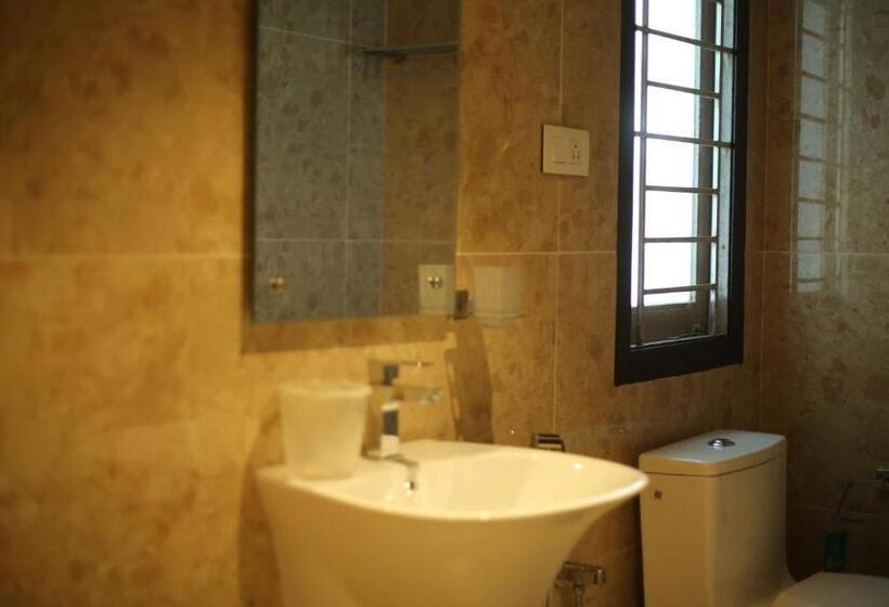 패밀리 룸, L. R Residency