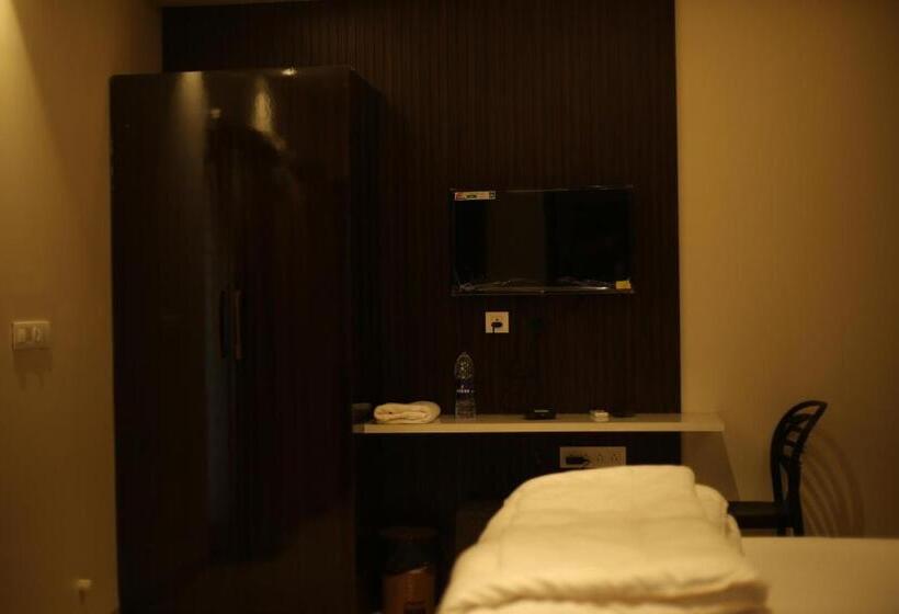 家庭间, L. R Residency