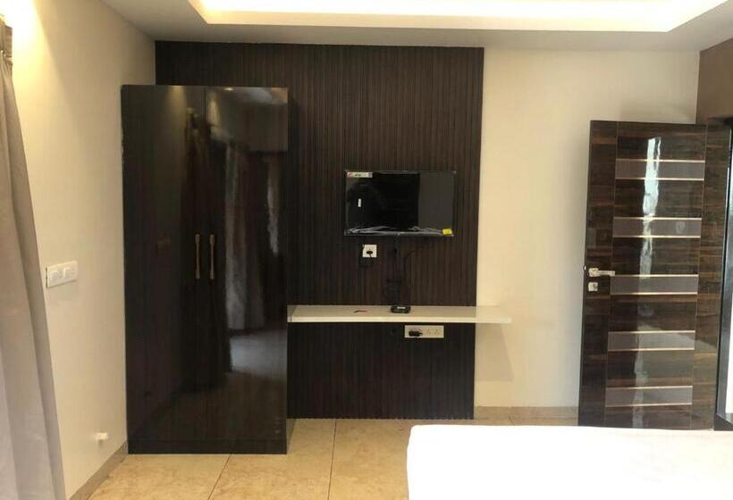 패밀리 룸, L. R Residency