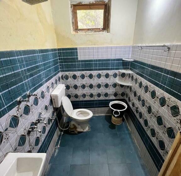 غرفة قياسية سرير كينج, Hipostel Tirthan