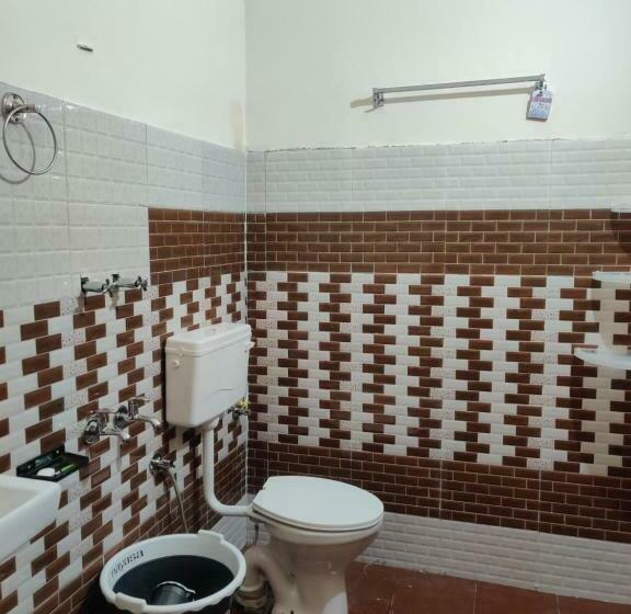 غرفة قياسية سرير كينج, Hipostel Tirthan