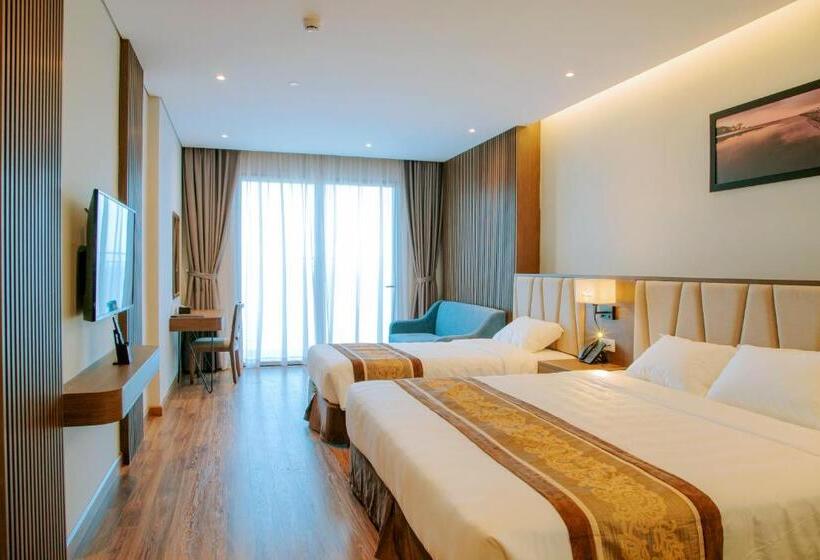 اتاق سه نفره دلوکس با چشمانداز دریا, Vipol Mui Ne Hotel & Spa