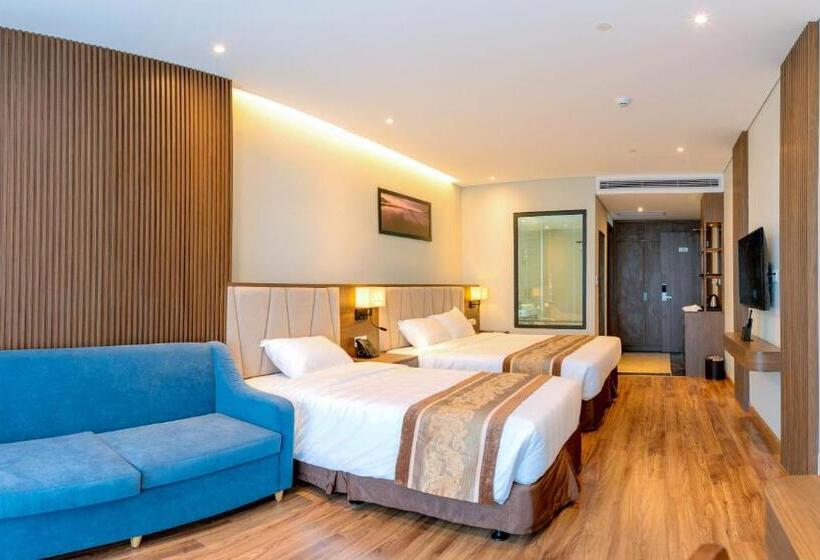 اتاق سه نفره دلوکس با چشمانداز دریا, Vipol Mui Ne Hotel & Spa