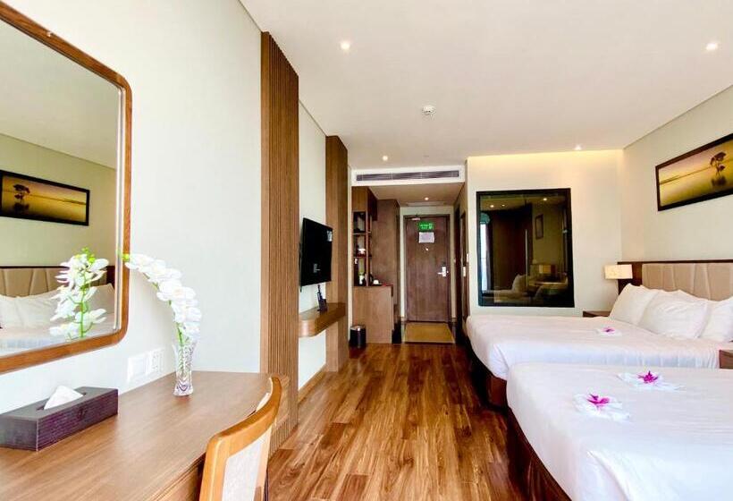 اتاق سه نفره دلوکس با چشمانداز دریا, Vipol Mui Ne Hotel & Spa