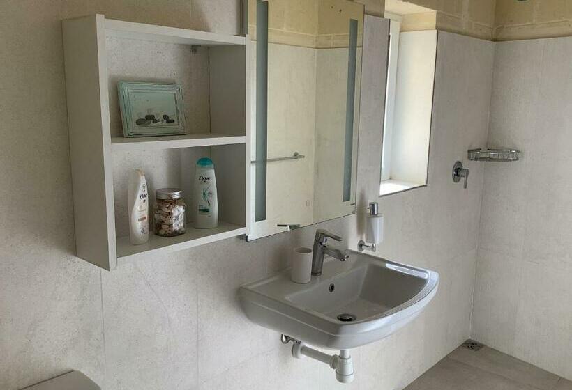 اتاق استاندارد با بالکن, Ellie Boo