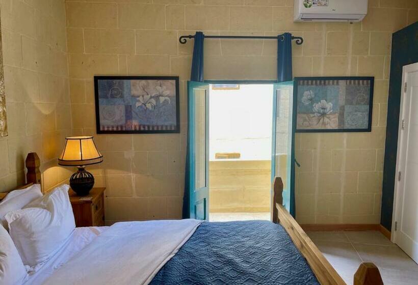 اتاق استاندارد با بالکن, Ellie Boo