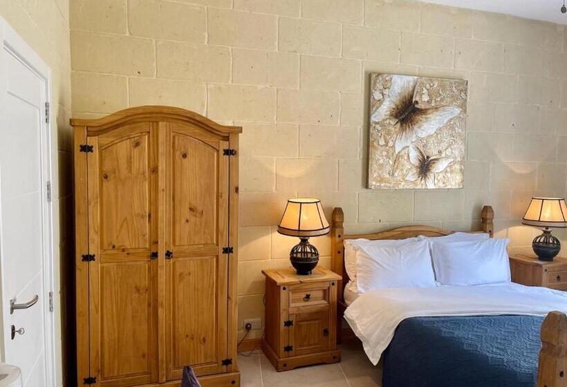 اتاق استاندارد با بالکن, Ellie Boo