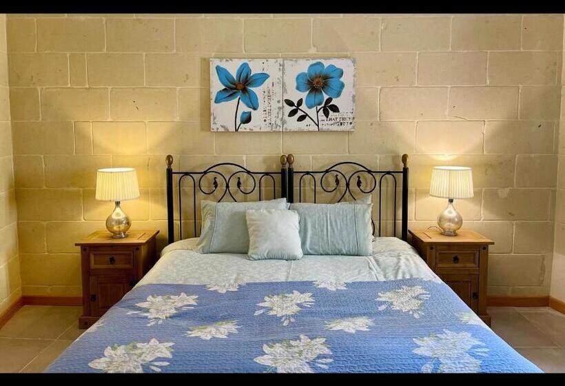 اتاق سوپریور, Ellie Boo