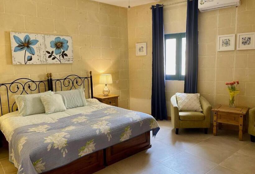 اتاق سوپریور, Ellie Boo