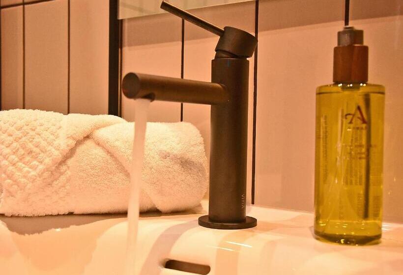 Номер Стандарт Вид на Горы, Masonic Arms Gatehouse