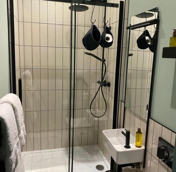 Номер Стандарт Вид на Горы, Masonic Arms Gatehouse