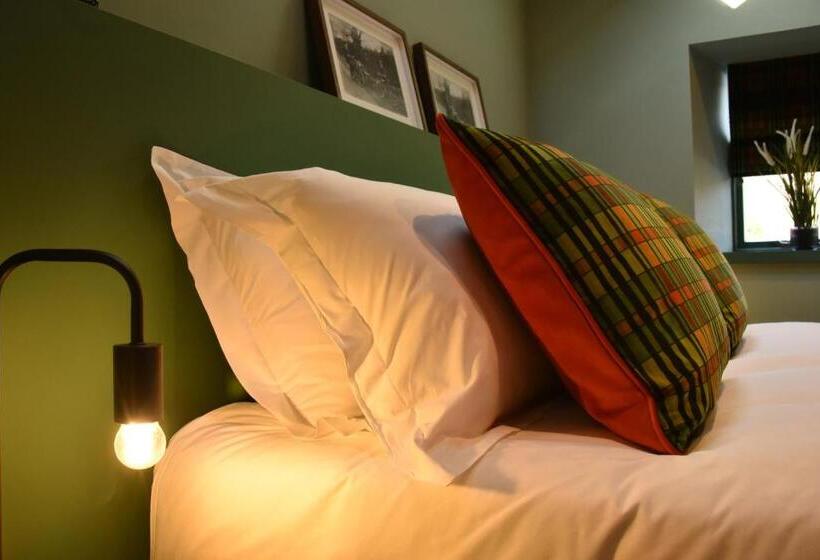 Номер Стандарт Вид на Горы, Masonic Arms Gatehouse