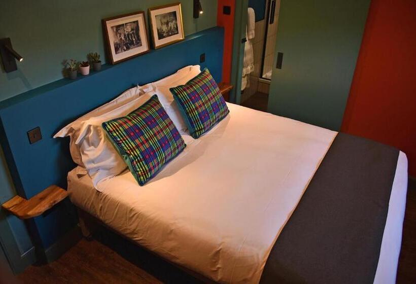 Номер Стандарт Вид на Горы, Masonic Arms Gatehouse