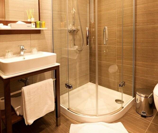 Deluxe Szoba, Bartoš