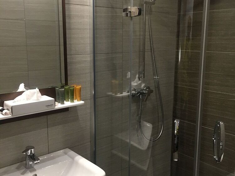 Deluxe Szoba, Bartoš