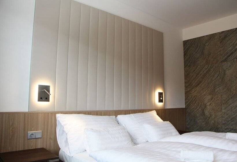 Deluxe Szoba, Bartoš