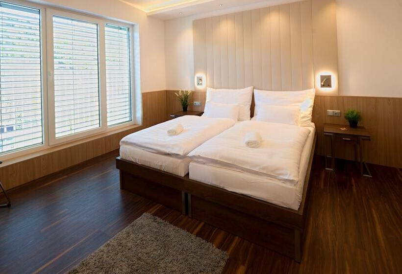 Deluxe Szoba, Bartoš