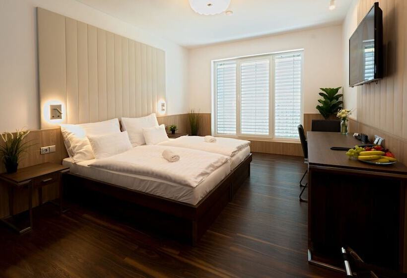 Deluxe Szoba, Bartoš