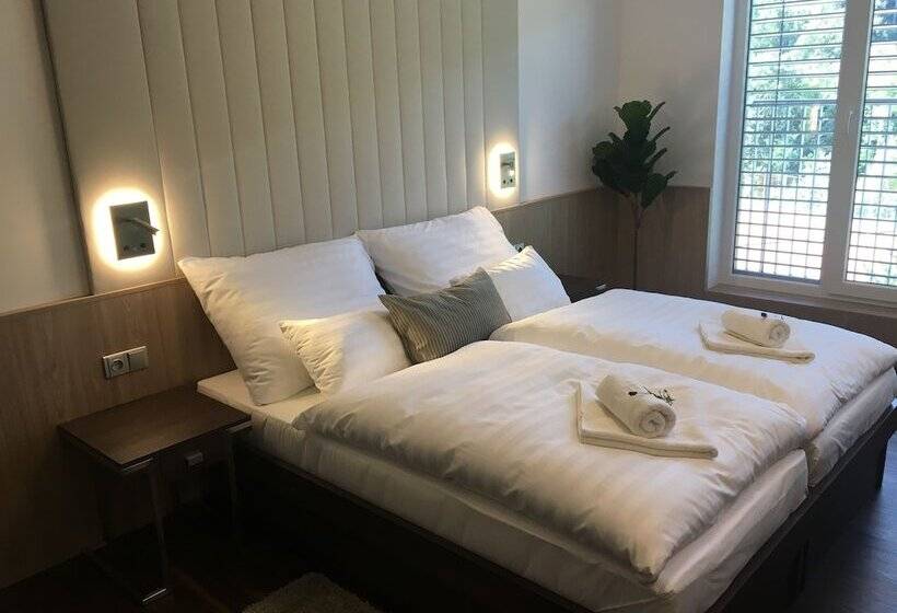 Deluxe Szoba, Bartoš