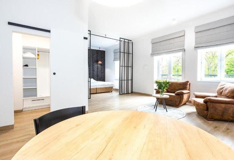 استودیوی استاندارد, Europejski Boutique