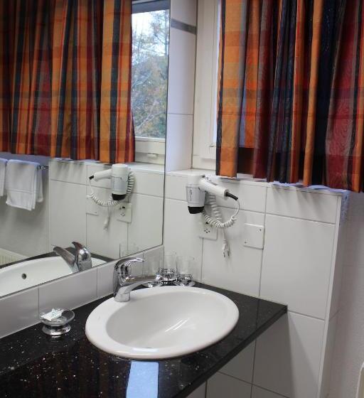 חדר סטנדרט לשלושה, Martinshof