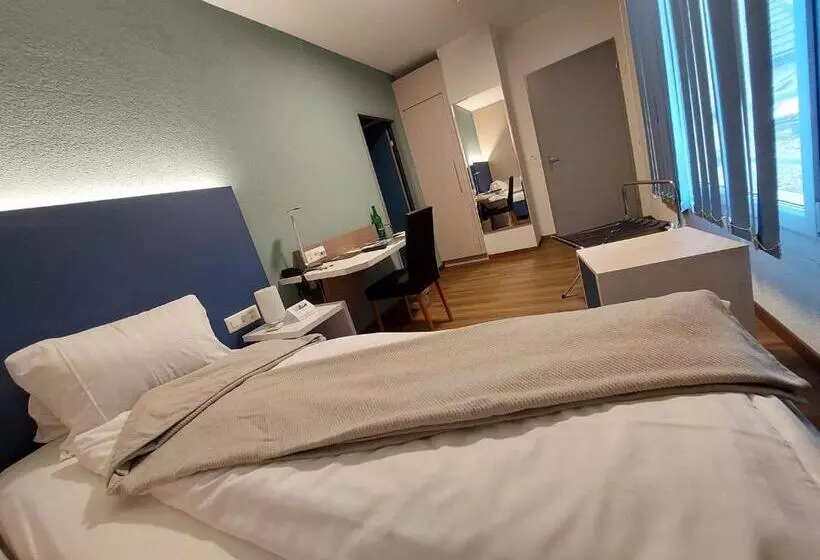 Chambre Standard Individuelle, Post