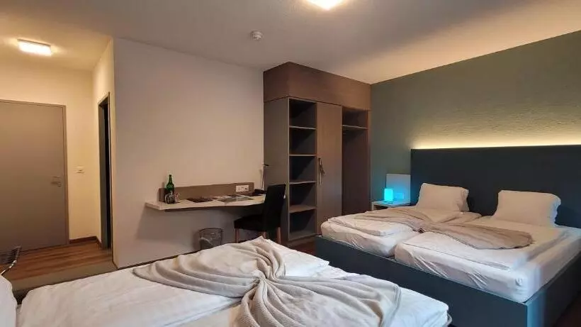 Chambre Triple Standard, Post