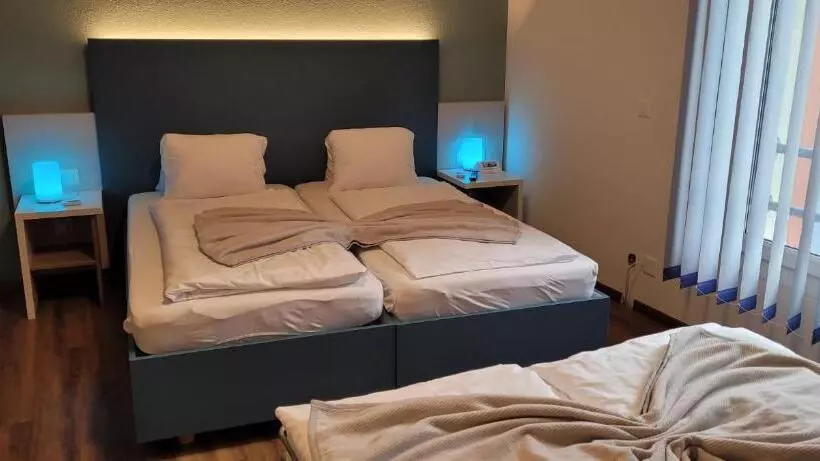 Chambre Triple Standard, Post