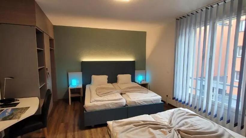 Chambre Triple Standard, Post