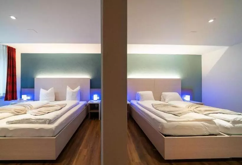 Chambre Quadruple Standard, Post