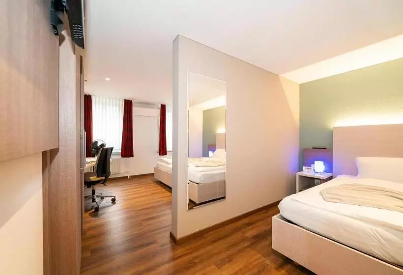 Chambre Quadruple Standard, Post