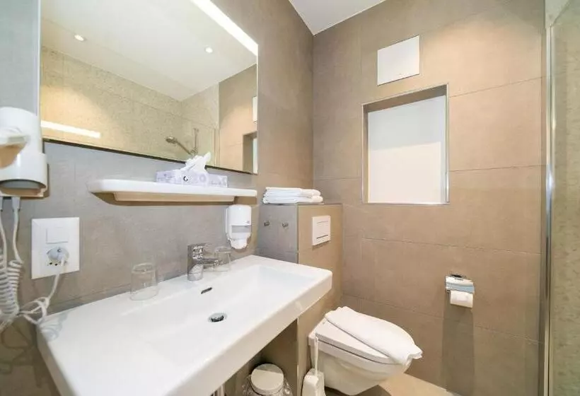 Chambre Quadruple Standard, Post