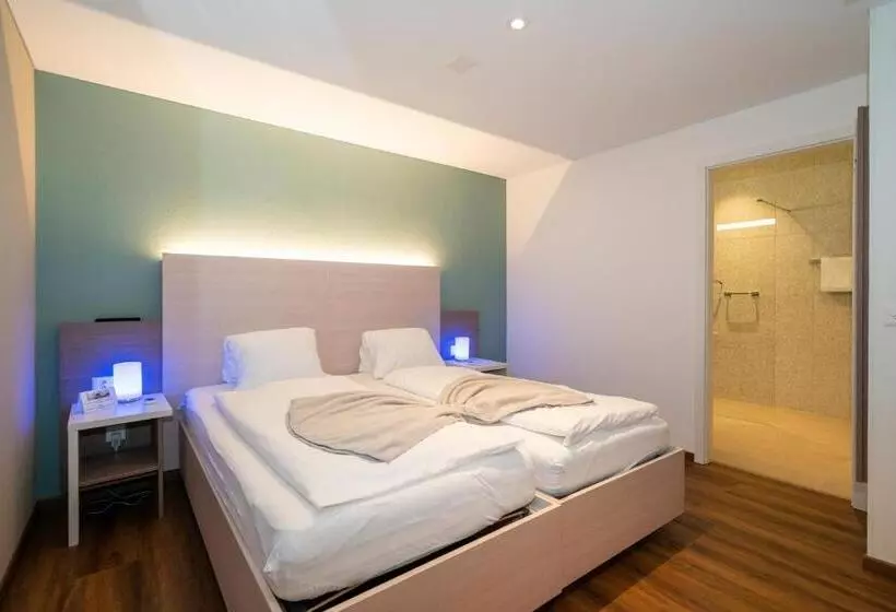 Chambre Quadruple Standard, Post