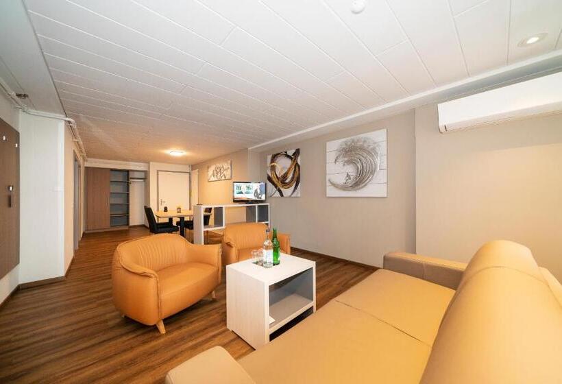 スーペリアースイート, Post