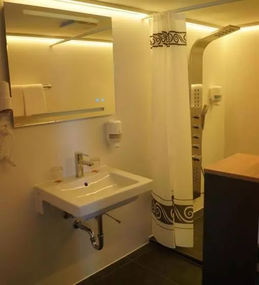 Junior Suite, Post