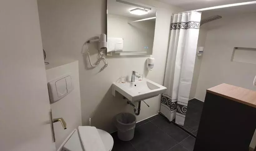 Junior Suite, Post