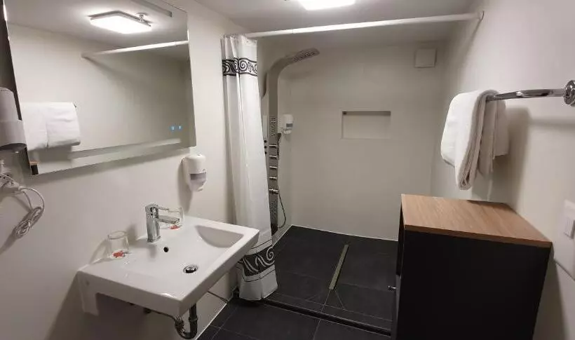 Junior Suite, Post