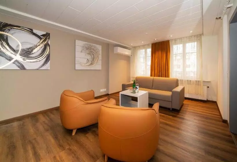 Suite Supérieure, Post