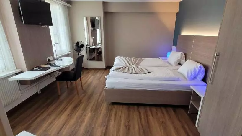 Suite Supérieure, Post